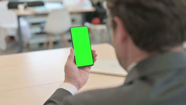 Geschäftsmann Beobachtet Smartphone Mit Chroma Schlüssel — Stockvideo