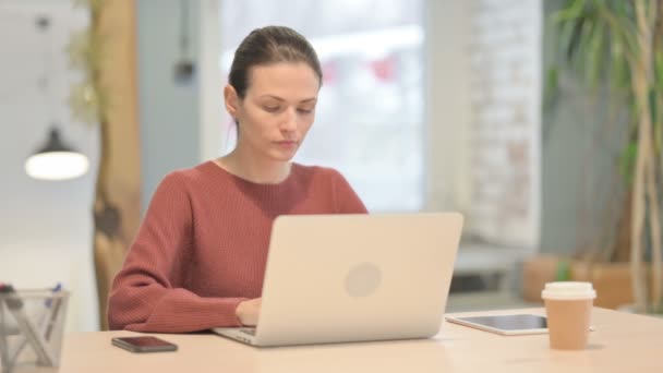 Зайнята Молода Жінка Набирає Ноутбук Офісі — стокове відео
