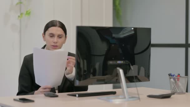 Ung Affärskvinna Som Arbetar Med Dokument Och Dator Jobbet — Stockvideo