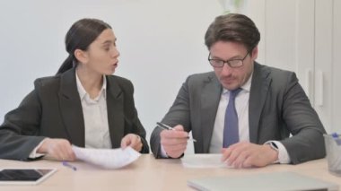 Kızgın İş Kadını İş Adamı, İş Kaybı diye bağırıyor