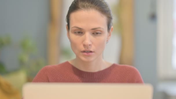 Närbild Ung Kvinna Hosta Medan Arbetar Laptop — Stockvideo