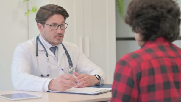 Medelålders Läkare Pratar Med Patienten — Stockvideo