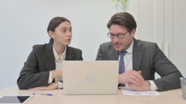 Çevrimiçi Video Sohbeti İçin Çok Etnik İş Adamları