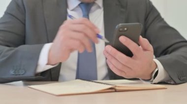 Akıllı Telefondan Bilgi Yazan İşadamının Kapanışı