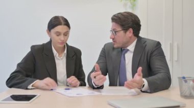 Kızgın İşadamı İş Arkadaşları ve İş Kaybı Üzerine Bağırıyor