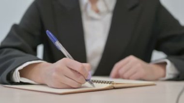 İş yerinde Yazan Genç İş Kadınının Kapanışı