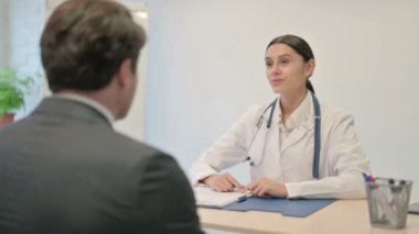 Genç Kadın Doktor Erkek Hastaya Danışmanlık