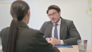 İş kadını iş yerinde iş adamıyla konuşuyor, tartışıyor.