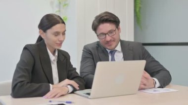 Çok Irklı İş Adamları tarafından Çevrimiçi Video Sohbeti