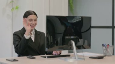 Genç İş Kadını Masaüstü Bilgisayarından Video Konuşuyor