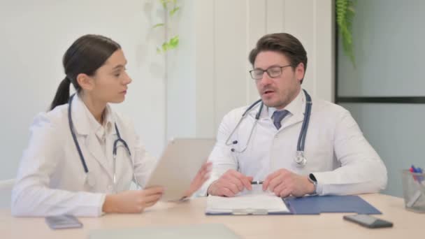 Médico Masculino Hablando Con Doctora Discutiendo Informe Médico — Vídeo de stock