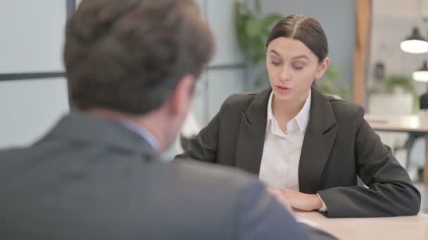 職場で同僚と話す女性ビジネスリーダー — ストック動画