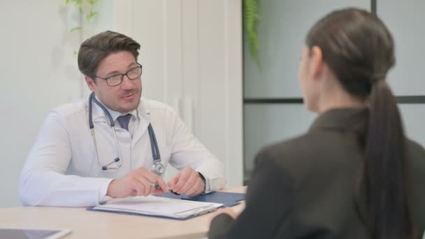 Médico Masculino Hablando Con Paciente Femenino Tratamiento — Vídeo de stock