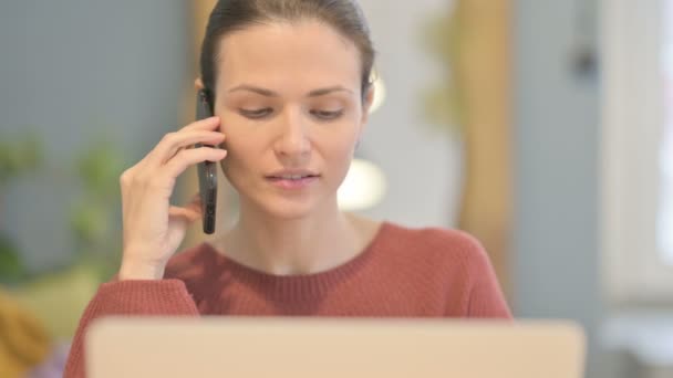 Close Young Woman Falando Telefone Enquanto Estiver Usando Laptop — Vídeo de Stock
