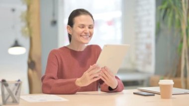 Genç Kadın 'ın Tablet' te Online Video Sohbeti