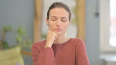 Yaratıcı Yer 'de Otururken Uyuyan Genç Kadın Portresi