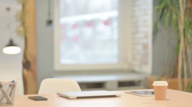 Genç Kadın Ofise Dönüyor ve Bilgisayarı Açıyor