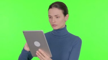 Yeşil Arkaplanda Dijital Tablet kullanan Genç Kadın 