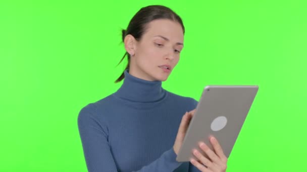 Jonge Vrouw Viert Succes Tablet Groene Achtergrond — Stockvideo