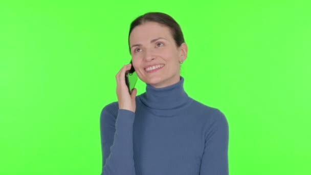Ung Kvinna Talar Telefon Grön Bakgrund — Stockvideo