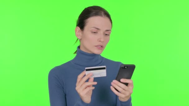 Jonge Vrouw Winkelen Online Smartphone Groene Achtergrond — Stockvideo