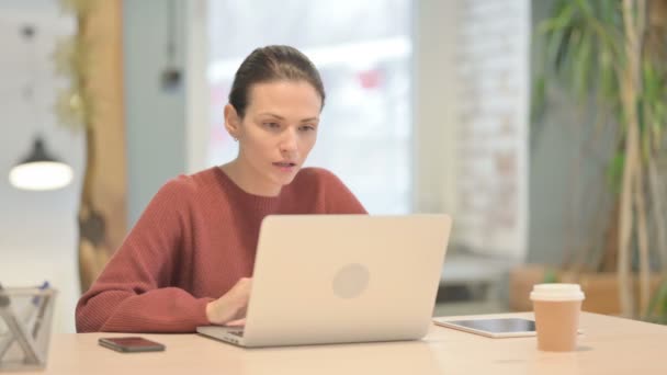 Молода Жінка Святкує Онлайн Успіх Ноутбуці Офісі — стокове відео