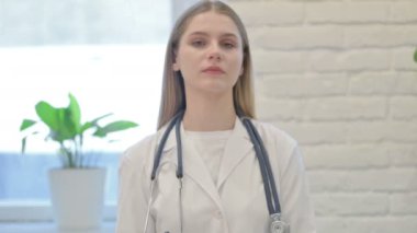 Reddedilen Hareketlerle Genç Kadın Doktor Kısıtlanıyor