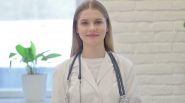 Genç Bayan Doktor Titrek Kafa tarafından onaylandı.