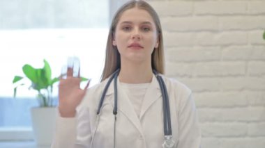 Merhaba demek için el sallayan genç bayan doktor portresi