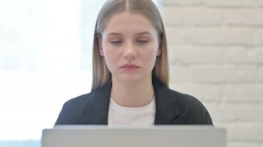 İş kadınının Laptop 'ta kaybına tepkisine yakın çekim