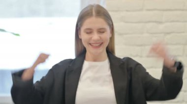 Heyecanlı İş Kadını Başarıyı Kutluyor, Mutlu Hissediyor