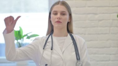 Genç Kadın Doktor 'dan Baş Parmaklar Aşağı