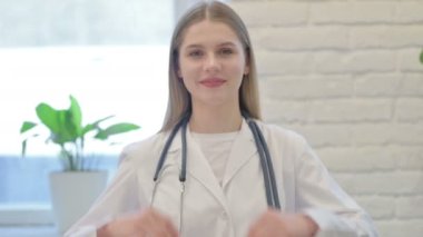 Genç Kadın Doktor Elle Kalp Yapıyor