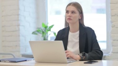 Düşünen İş Kadını Laptop üzerinde çalışırken yeni bir fikir edinmek