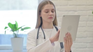Klinikte Dijital Tablet kullanan Genç Kadın Doktor
