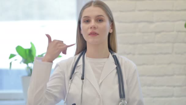 Call Gesture Young Female Doctor — Stock Video