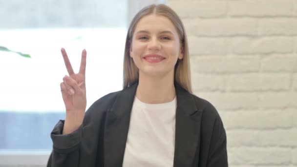 Porträt Einer Geschäftsfrau Mit Victory Zeichen — Stockvideo