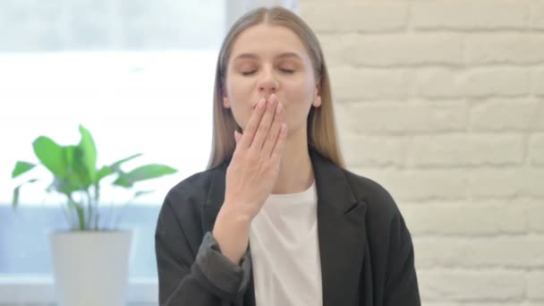 Portrait Businesswoman Giving Flying Kiss — Stock Video