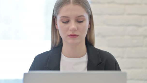Close Shocked Businesswoman Wondering Awe Laptop — Stok Video