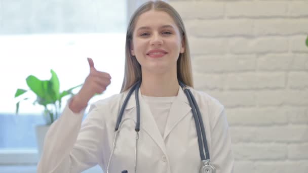 Portræt Ung Kvindelig Doktor Gør Tommelfingre – Stock-video