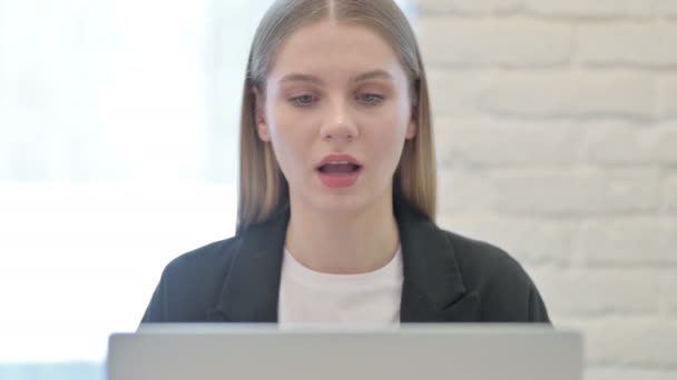 企业妇女在笔记本电脑上庆祝成功的特写 — 图库视频影像