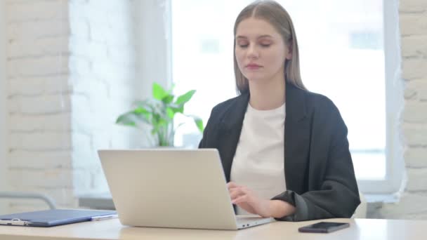 Empresária Balançando Cabeça Rejeição Enquanto Trabalhava Laptop — Vídeo de Stock