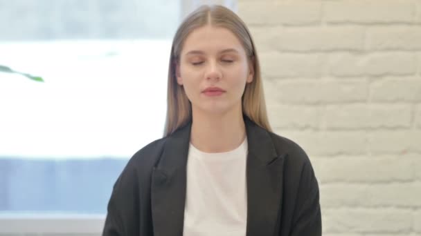 Porträt Einer Geschäftsfrau Die Kein Zeichen Mit Dem Finger Zeigt — Stockvideo