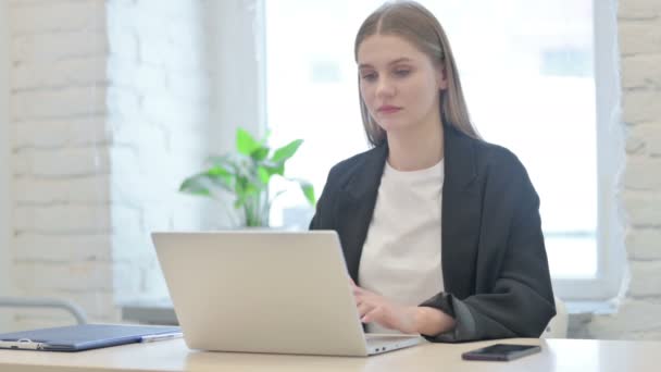 Geschäftsfrau Schüttelt Bei Der Arbeit Laptop Verständnisvoll Den Kopf — Stockvideo