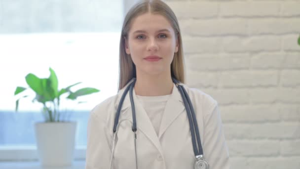 Retrato Una Joven Doctora Sonriendo Ante Cámara — Vídeo de stock