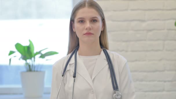 Portret Poważnej Młodej Lekarki Patrzącej Kamerę — Wideo stockowe