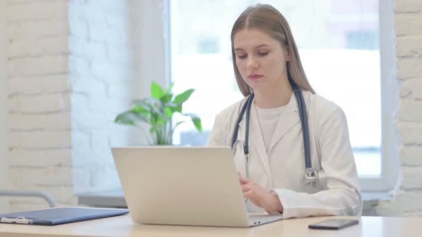 Hüvelykujj Lefelé Fiatal Női Orvos Dolgozik Laptop — Stock videók