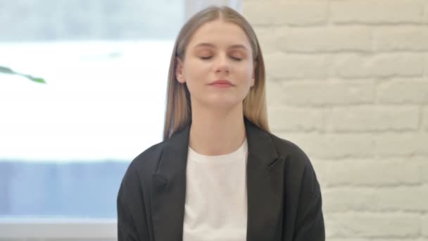 Portrait Businesswoman Rejecting Shaking Head — Stock Video