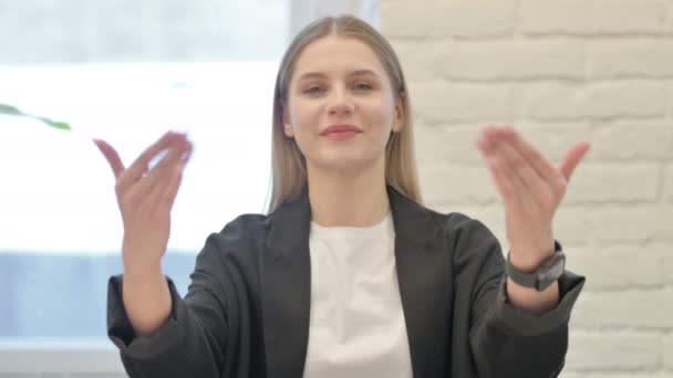 Portrait Une Femme Affaires Invitante Pointant Doigt Caméra — Video