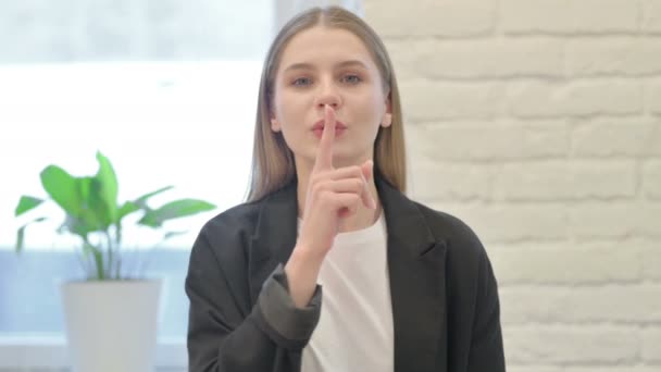 Portrét Podnikatelky Prstem Rtech Žádající Ticho — Stock video